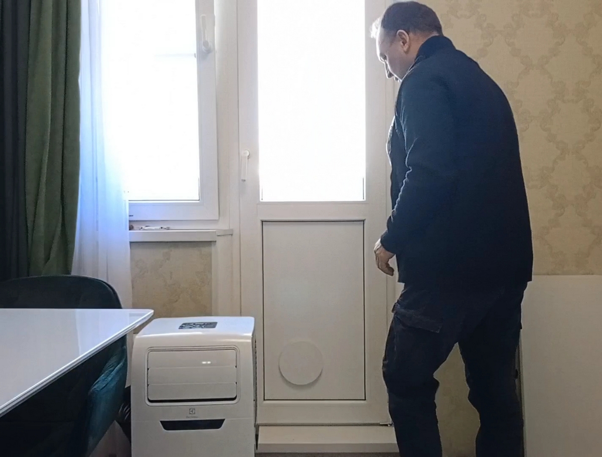 Установка мобильного кондиционера в балконную дверь Установка мобильного кондиционера в балконную дверь
